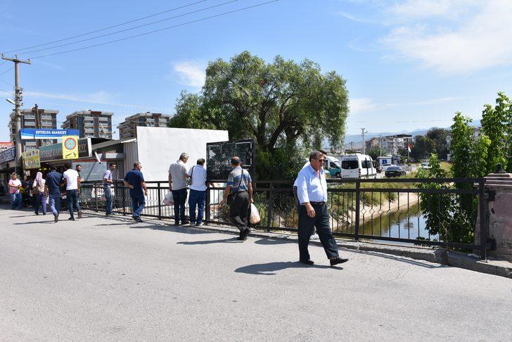 İzmir'de vatandaşlar kanaldaki ölü balıkları topladı G2