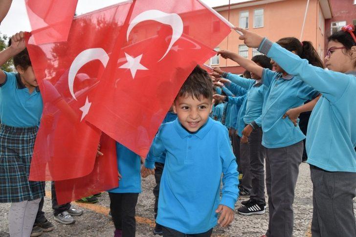 Öğrenciler Türk bayrağı altında okula girdi G1