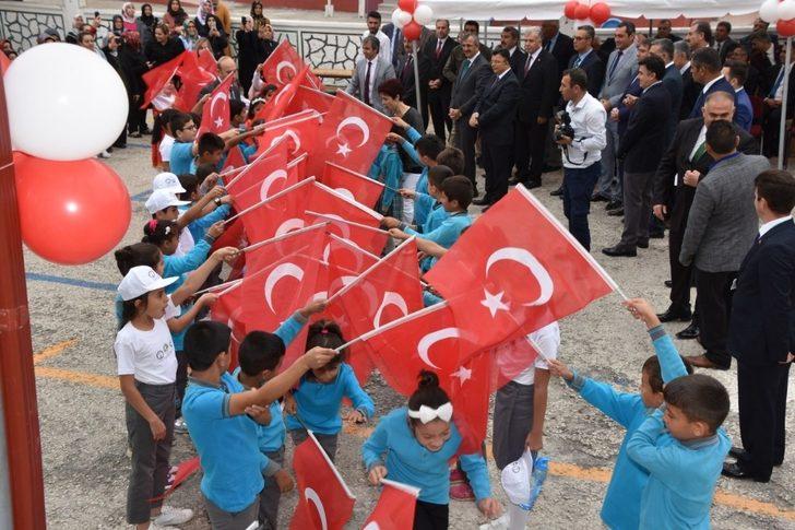 Öğrenciler Türk bayrağı altında okula girdi G2