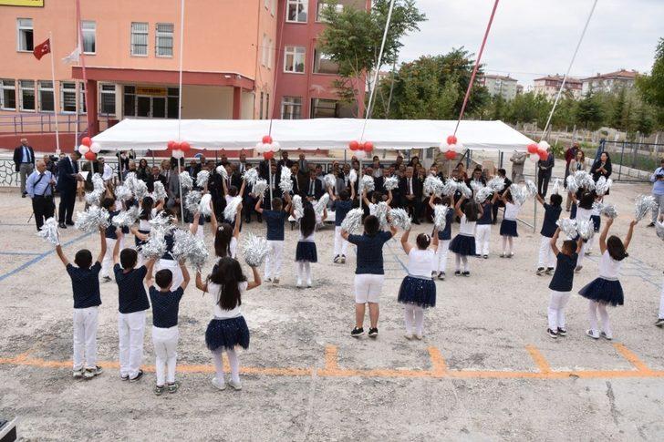 Öğrenciler Türk bayrağı altında okula girdi G3