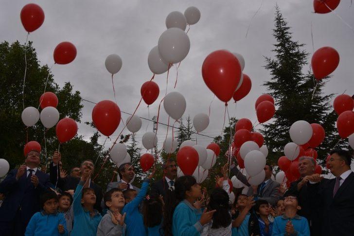 Öğrenciler Türk bayrağı altında okula girdi G4