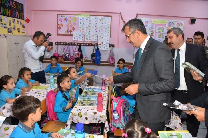 Öğrenciler Türk bayrağı altında okula girdi G5