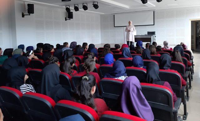 İmam Hatip Lisesinde kız öğrencilerle söyleşi