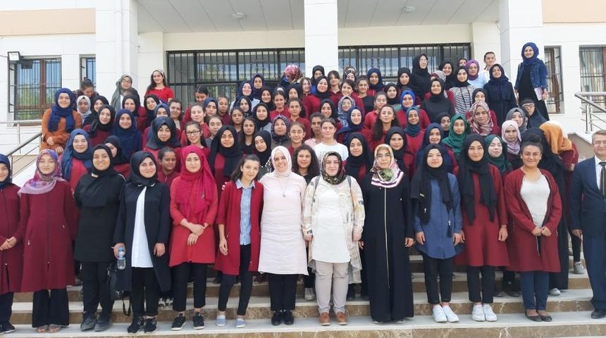İmam Hatip Lisesinde kız &ouml;ğrencilerle s&ouml;yleşi
