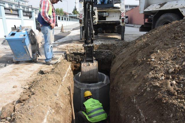 Yağmur suyu hatları yenileniyor