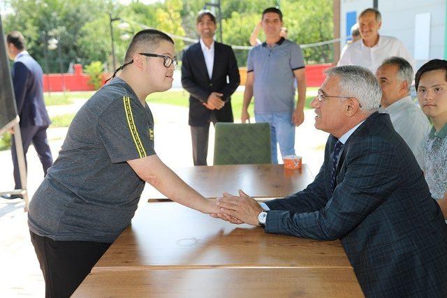 Başkan Güder, özel çocuklara aşure ikramında bulundu