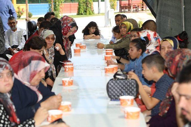 Başkan Güder, özel çocuklara aşure ikramında bulundu