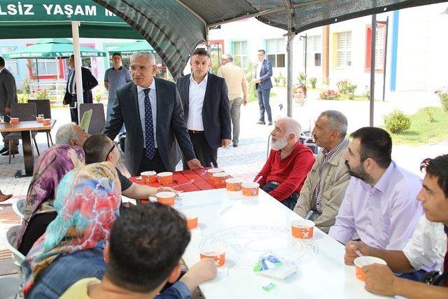 Başkan Güder, özel çocuklara aşure ikramında bulundu