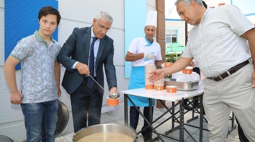 Başkan G&uuml;der, &ouml;zel &ccedil;ocuklara aşure ikramında bulundu