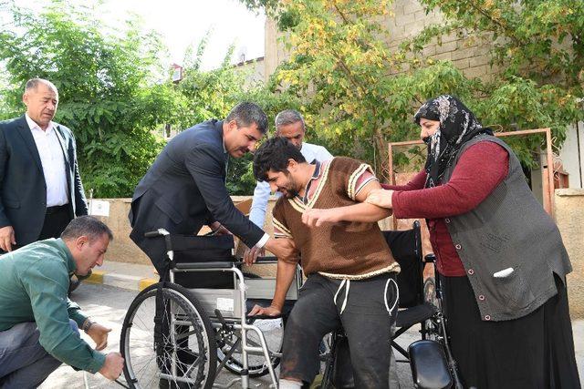 Başkan Asya’dan yürüme engelli Yunus’a tekerlekli sandalye