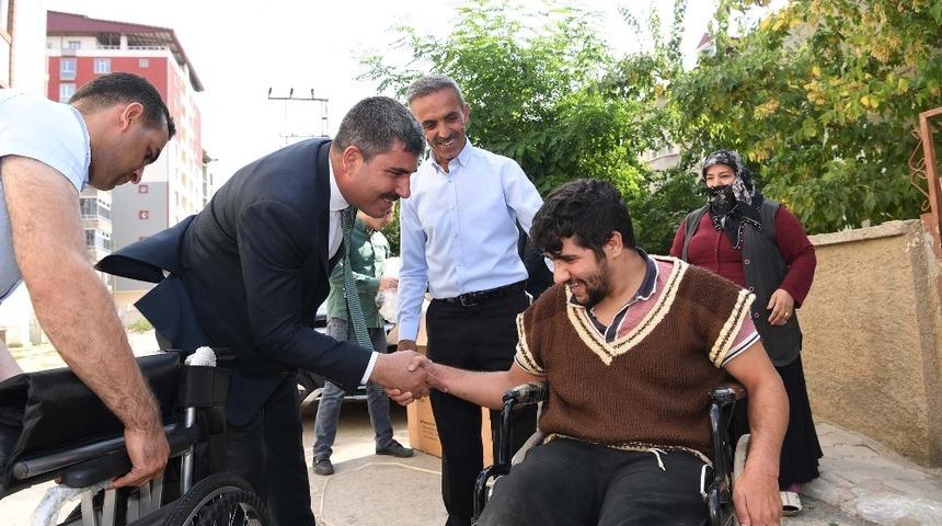 Başkan Asya&rsquo;dan y&uuml;r&uuml;me engelli Yunus&rsquo;a tekerlekli sandalye