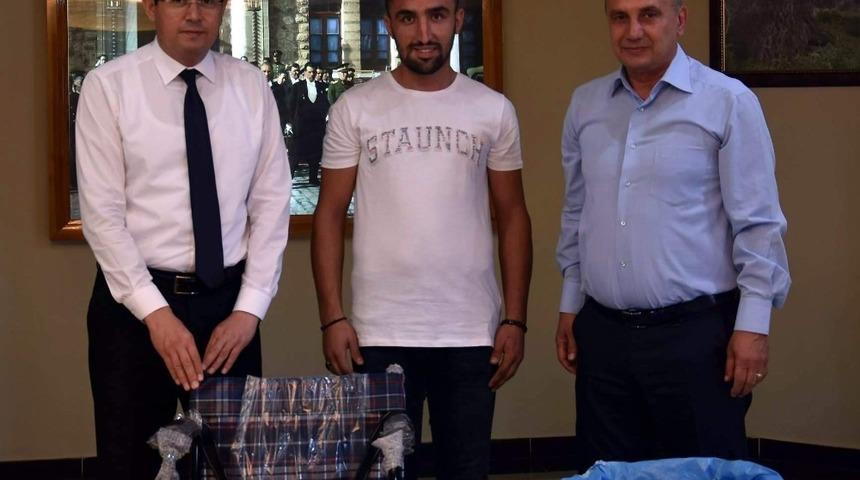 16 bin plastik kapak 13 yaşındaki Aysel&rsquo;e umut oldu
