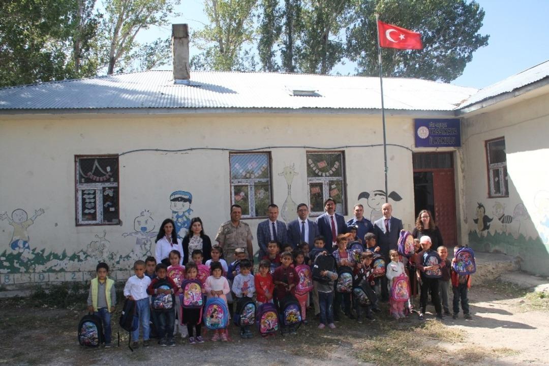 Taşlı&ccedil;aylı iş adamından &ouml;ğrencilere kırtasiye malzemesi yardımı