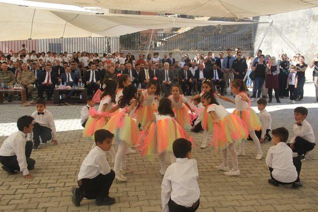 Hakkari’de İlköğretim Haftası halaylarla kutlandı