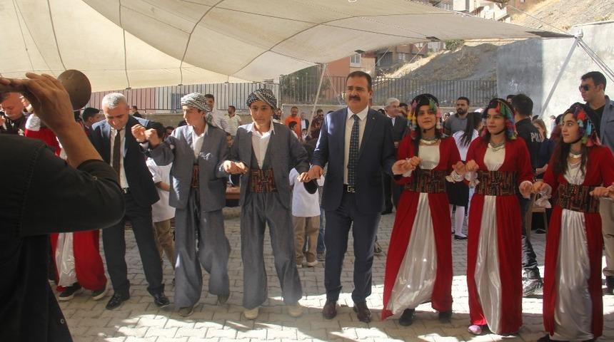 Hakkari’de İlköğretim Haftası halaylarla kutlandı