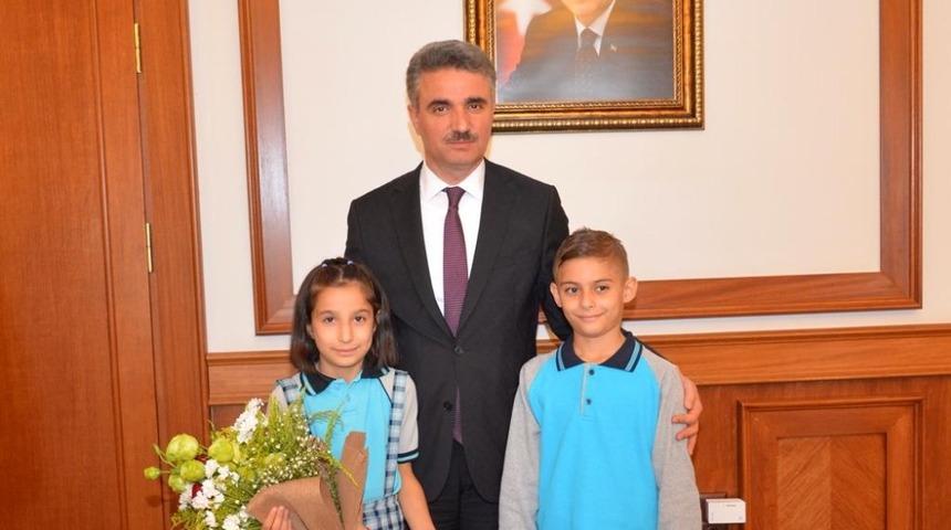 Vali Baruş, öğrencileri makamında kabul etti