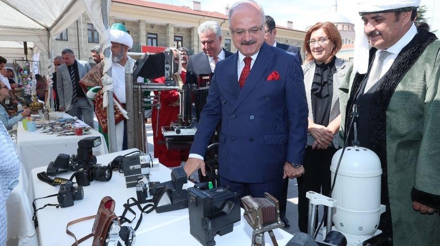 Vali Çakacak, kaybolmaya yüz tutmuş mesleklerin stantlarını gezdi