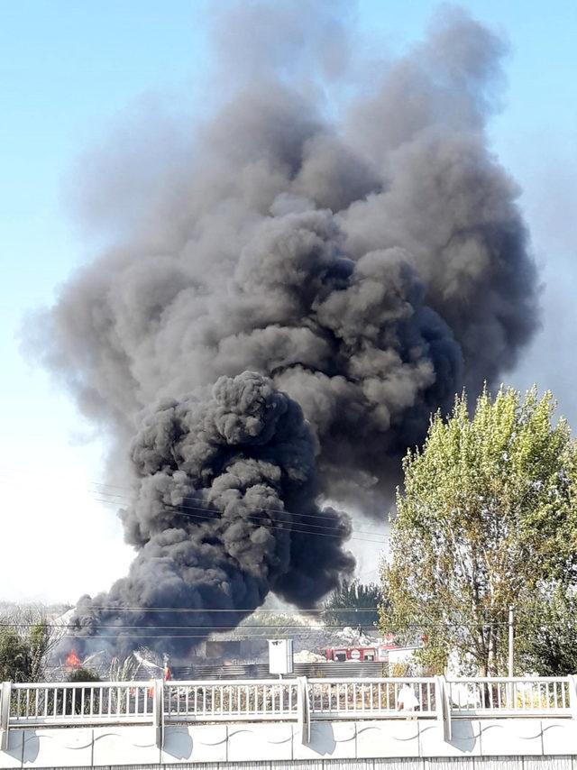 Arazide &ccedil;ıkan yangın; hurdalık, depo ve seralara sı&ccedil;radı (2) - Yeniden 4