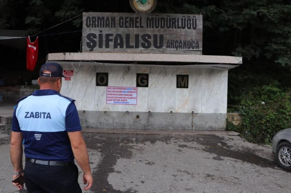 'Şifalı' diye i&ccedil;iliyordu! Asılan yazıyı g&ouml;r&uuml;nce b&uuml;y&uuml;k şaşkınlık yaşadılar