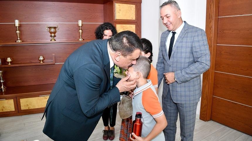 Başkan Gürkan, ziyarete gelen öğrencileri makamında karşıladı