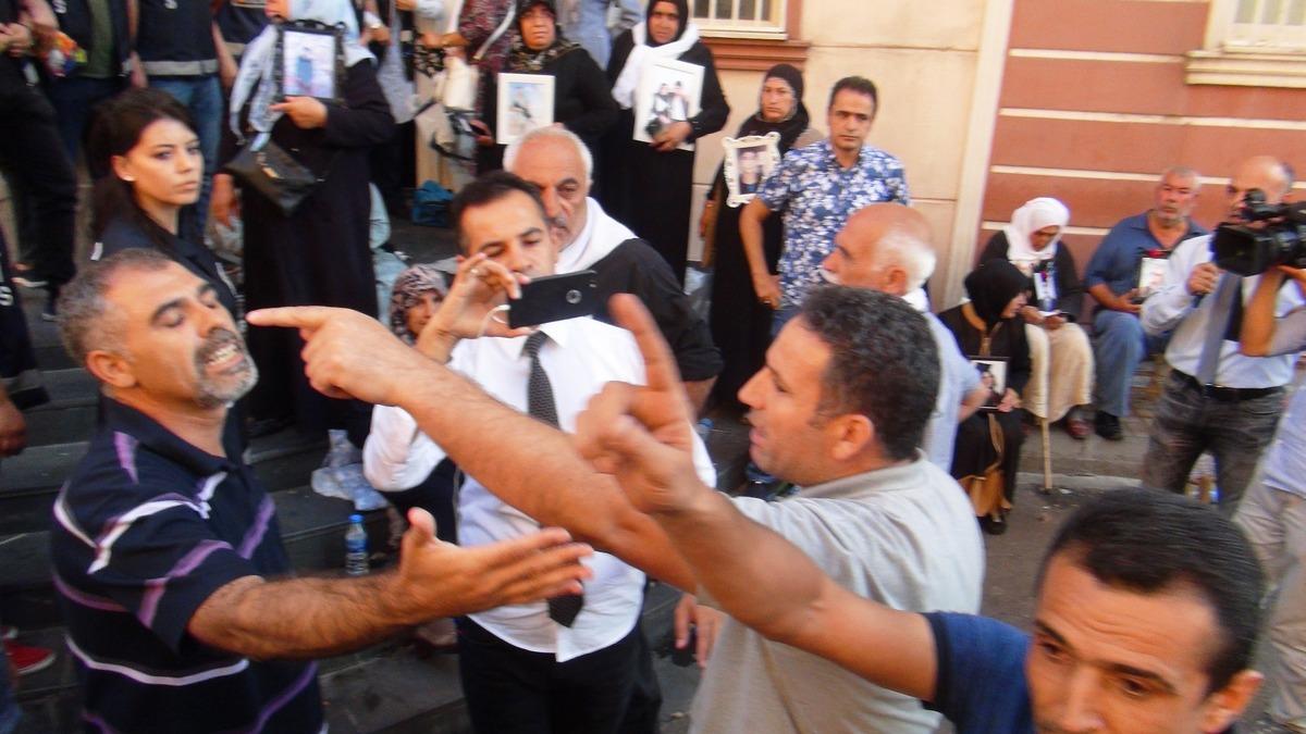 Diyarbakır'da eylemin 14'&uuml;nc&uuml; g&uuml;n&uuml;! HDP binası &ouml;n&uuml;nde battaniye gerginliği