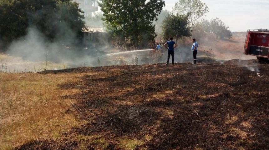 Tarla yangını korkuttu