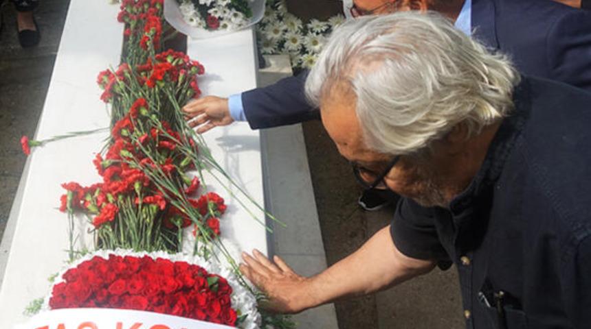 Tarık Akan ölüm yıl dönümünde kabri başında anıldı