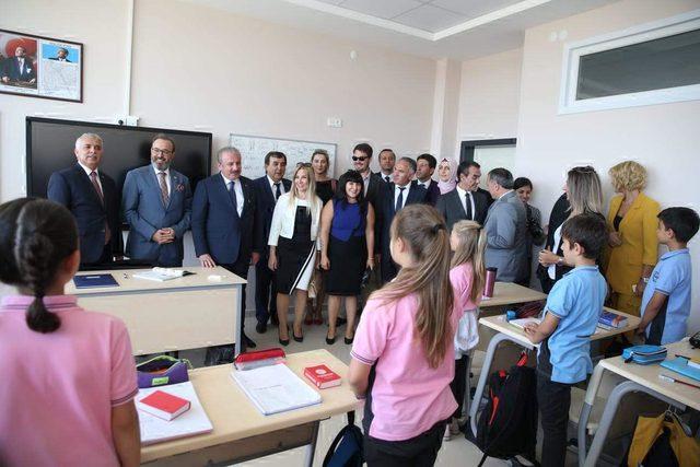 TBMM Başkanı Şentop: &Ouml;ğrencilere vatan ve millet sevgisinin de verilmesi gerekir(2) 4