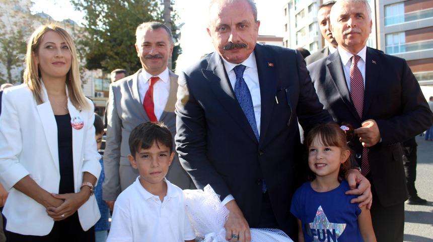 TBMM Başkanı Şentop: &Ouml;ğrencilere vatan ve millet sevgisinin de verilmesi gerekir(2)