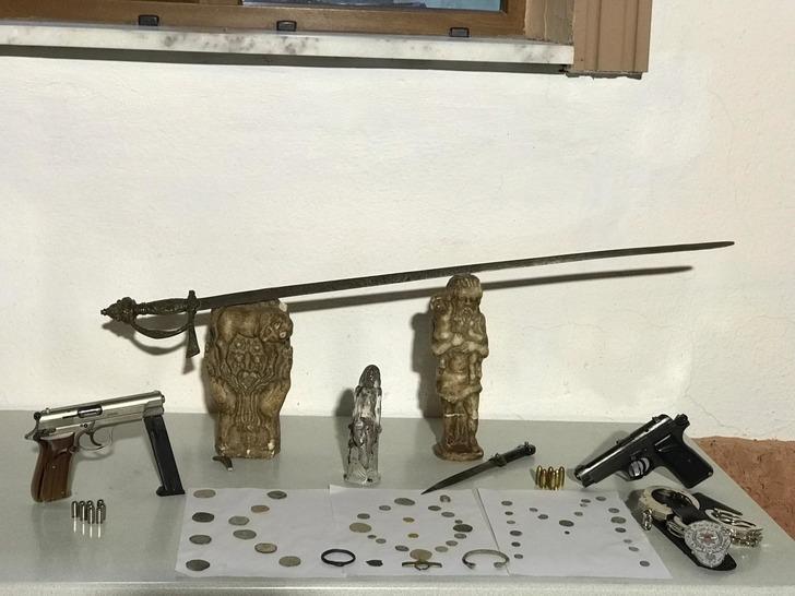 Polis rozeti, tabanca ve kelepçeyle tarihi eser kaçakçılığı G1