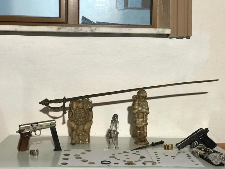 Polis rozeti, tabanca ve kelepçeyle tarihi eser kaçakçılığı G4