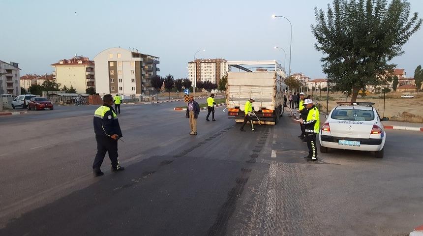 Karaman&rsquo;da kamyonun &ccedil;arptığı yaşlı kadın yaralandı