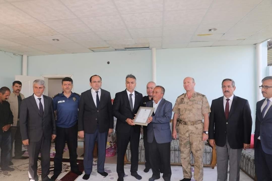 Şehit ailesine &ouml;v&uuml;n&ccedil; madalyası