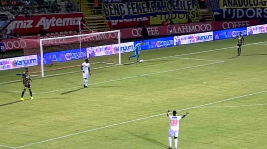 Alanyaspor-Fenerbahçe maçına damga vuran pozisyon! Maçta kural hatası mı var?