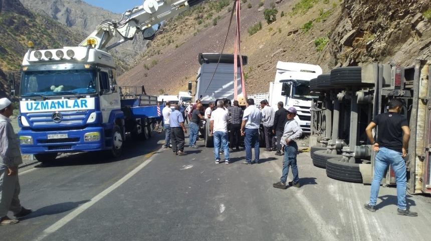 Virajı alamayan tır devrildi: 2 yaralı