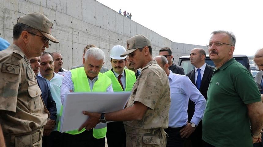 Binali Yıldırım Jandarma Komando Tabur Komutanlığı inşaatında incelemelerde bulundu