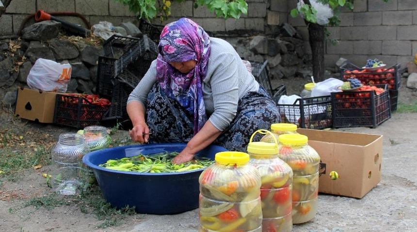 Erzincan&rsquo;da kadınların turşu mesaisi başladı