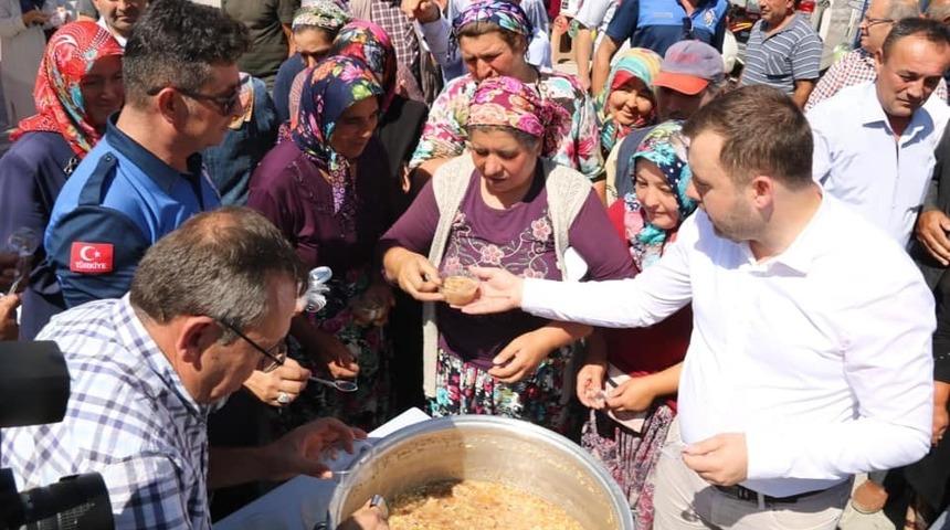 Başkan Y&uuml;ksel aşure dağıttı