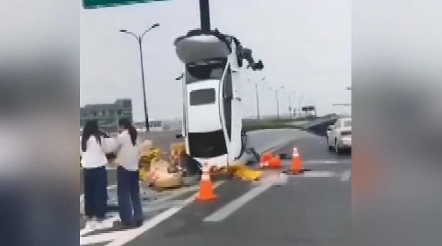 Akılalmaz kaza: Refüje çarpan otomobil dik durdu