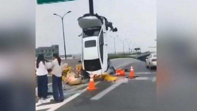 Çin'de akılalmaz kaza: Refüje çarpan otomobil dik durdu
