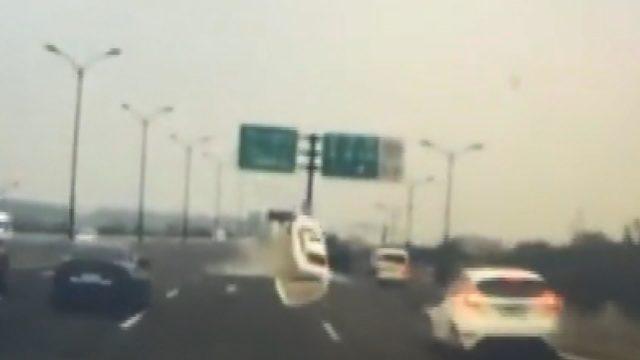Çin'de akılalmaz kaza: Refüje çarpan otomobil dik durdu