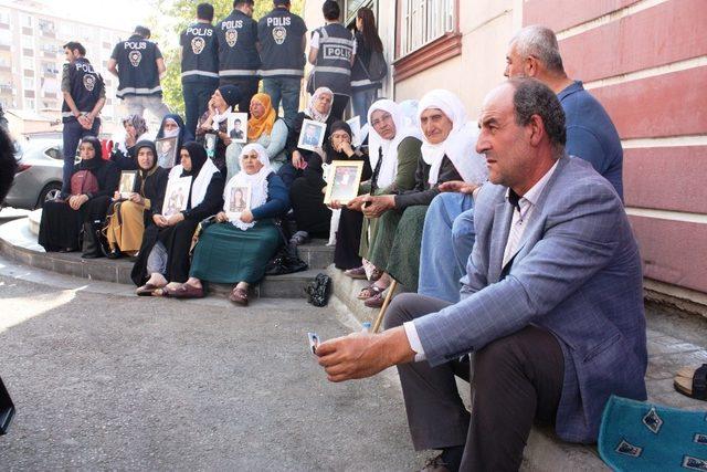 HDP önünde eylem yapan ailelerin sesi çığ gibi büyümeye devam ediyor