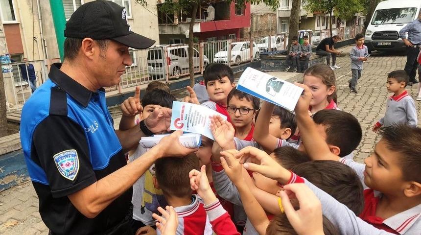 Polisten &ouml;ğrencilere &ccedil;ok &ouml;nemli uyarılar