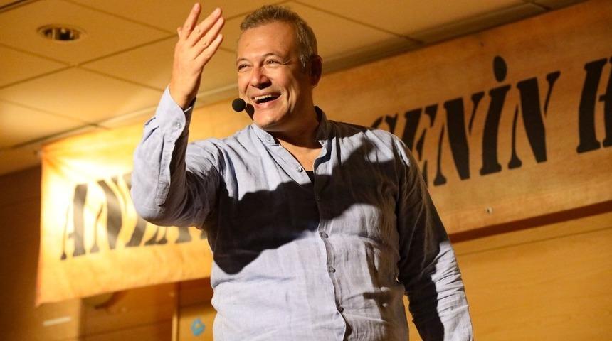 &Uuml;nl&uuml; tiyatrocu &Uuml;z&uuml;mc&uuml;&rsquo;den muhteşem performans