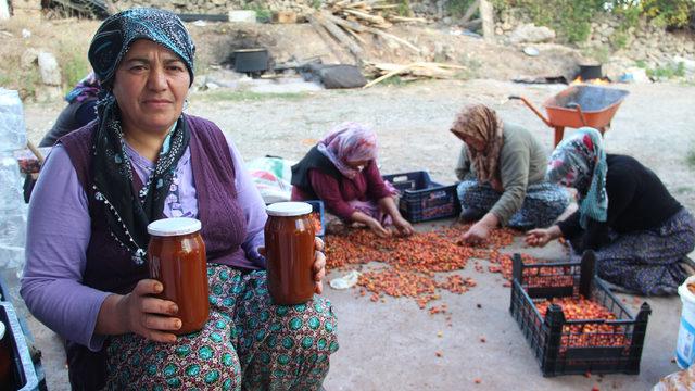 Kadınların topladığı kuşburnu, marmelat olarak sofraya geliyor