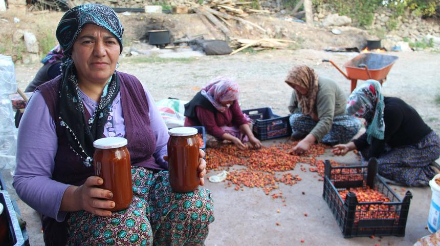 Kadınların topladığı kuşburnu, marmelat olarak sofraya geliyor