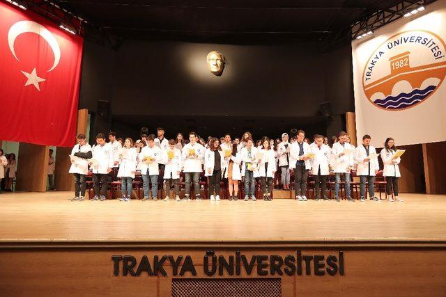 Trakya Üniversitesi Tıp Fakültesi’nin çiçeği burnunda öğrencileri, beyaz önlüklerini giydi