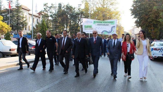 Kurum müdürleri iş yerlerine yürüyerek gitti