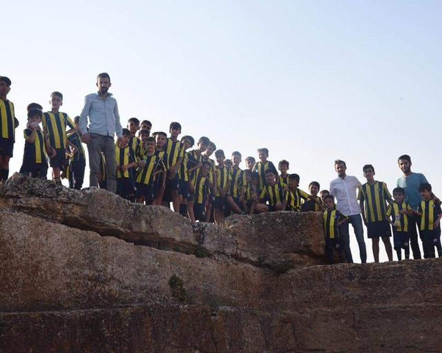 Mazıdağı Fenerbahçe Futbol Okulu öğrencilerinden Zerzevan Kalesi’ne ziyaret etti