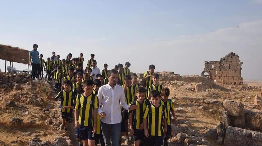 Mazıdağı Fenerbah&ccedil;e Futbol Okulu &ouml;ğrencilerinden Zerzevan Kalesi&rsquo;ne ziyaret etti